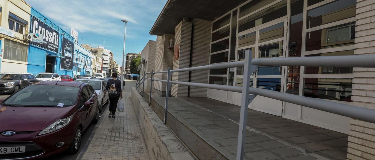 Acceso principal a la residencia de mayores en Altabix, cerca de la estación de autobuses de Elche. | ANTONIO AMORÓS