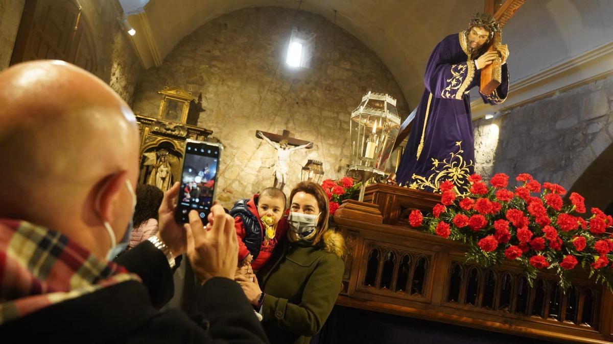 Zamoranos se hacen fotos con el Nazareno.