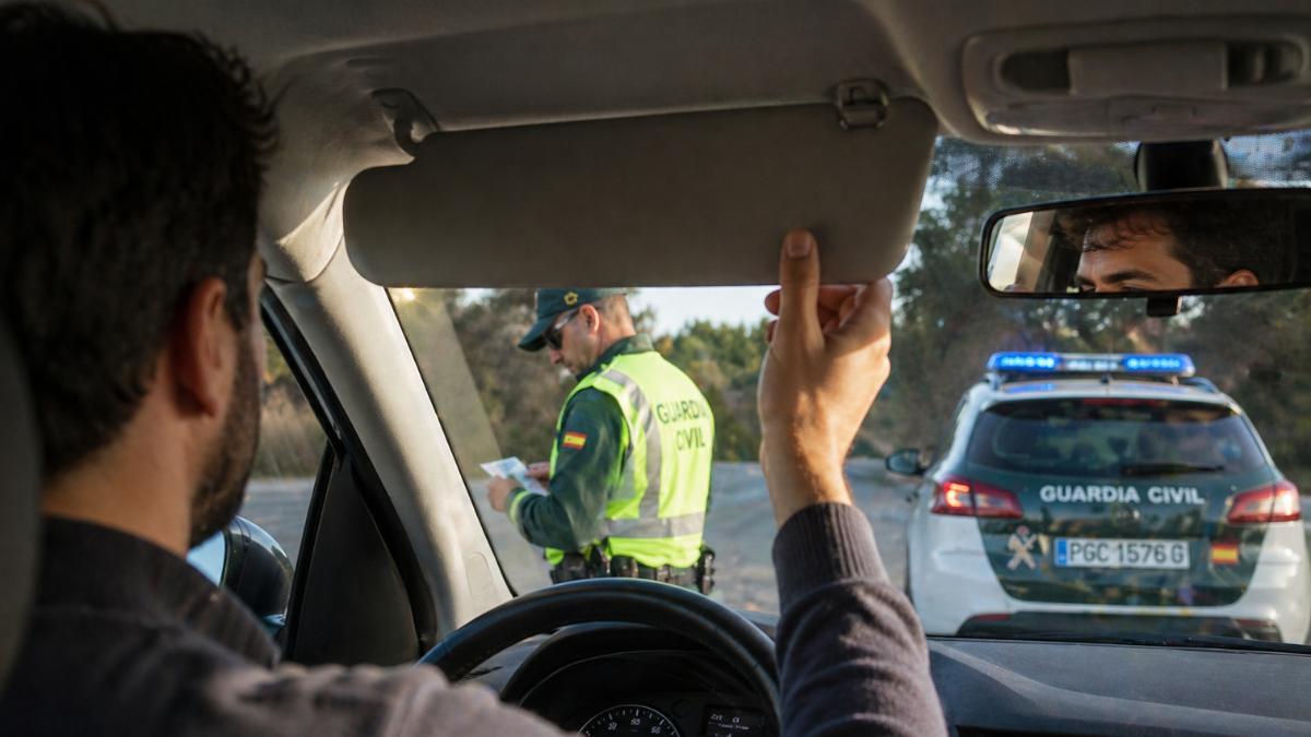 Multa de 200 euros y pérdida de 2 puntos del carné por hacer un mal uso del parasol del coche