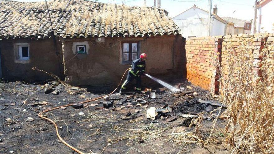 Bombero sofocando las llamas