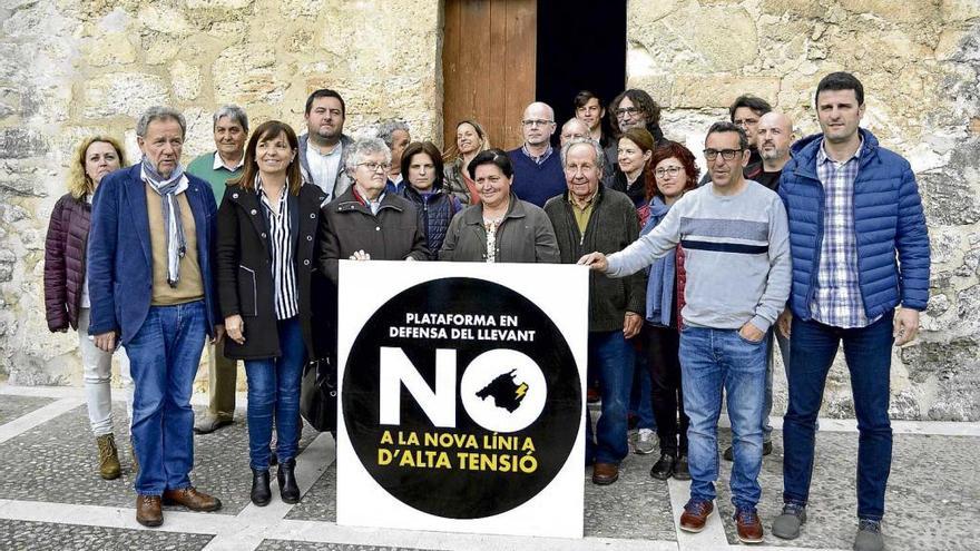 Representantes de los consistorios y miembros de la Plataforma en Defensa del Llevant, ayer en el Molí d´en Polit de Manacor.