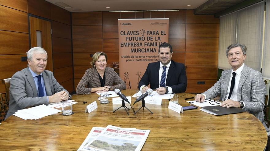 La mesa redonda, compuesta por, de izquierda a derecha: Angel L. Meroño, Gabriela González-Valdés, Juan Jódar y José María Tortosa.