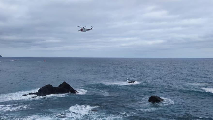 Un helicóptero durante las labores de búsqueda del bañista italiano desaparecido en Almáciga, en Santa Cruz de Tenerife.