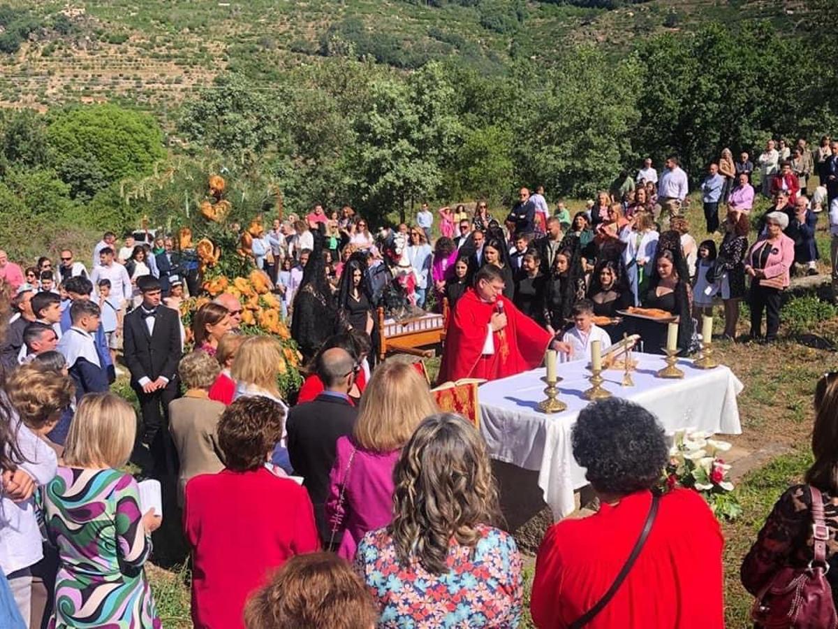Misa en el paraje cercano a la ermita.