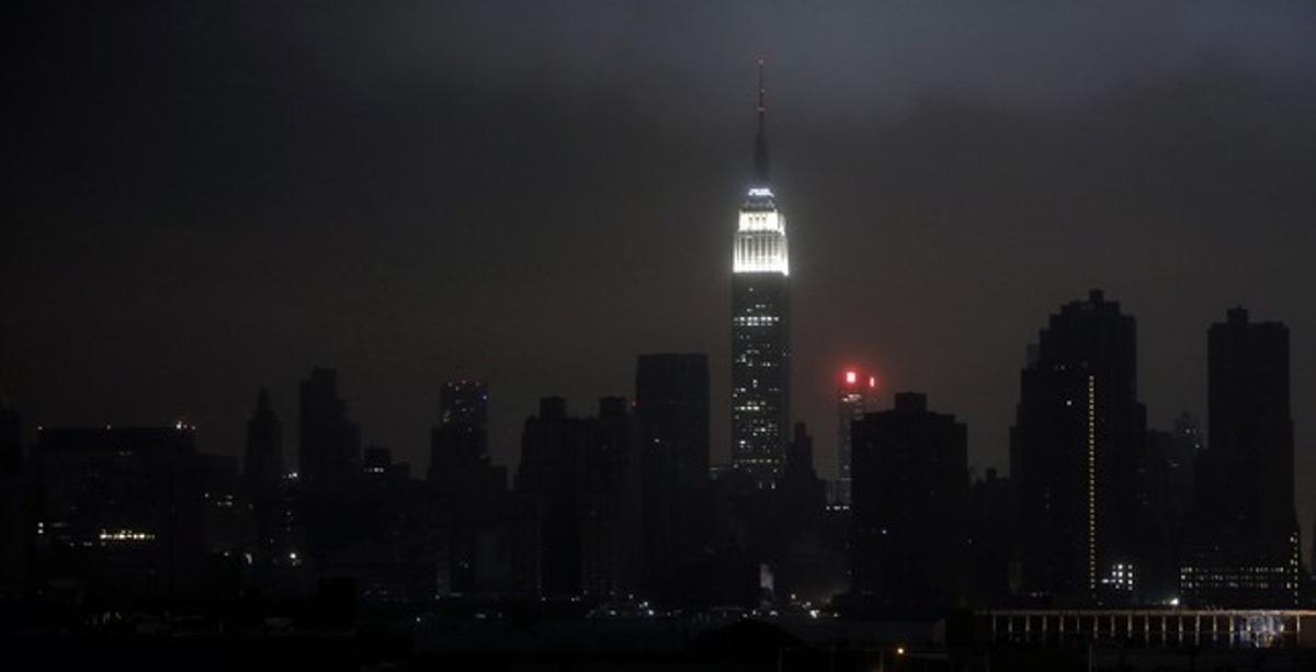 La ciutat de Nova York va quedar pràcticament a les fosques durant el pas del ’Sandy’ per la ciutat, que va provocar fortes pluges i vents huracanats. La ciutat de Nova York va quedar pràcticament a les fosques durant el pas del ’Sandy’ per la ciutat, que va provocar fortes pluges i vents huracanats.
