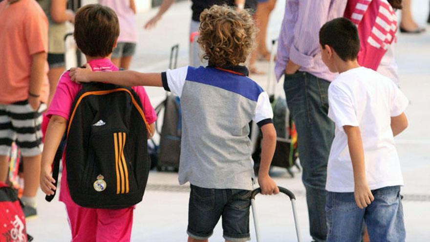 Varios niños con sus mochilas al comienzo del curso escolar.