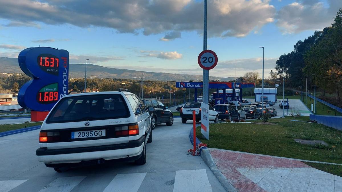 Colas en la entrada de una de las gasolineras “low cost” de Tui, en la parroquia de Areas.