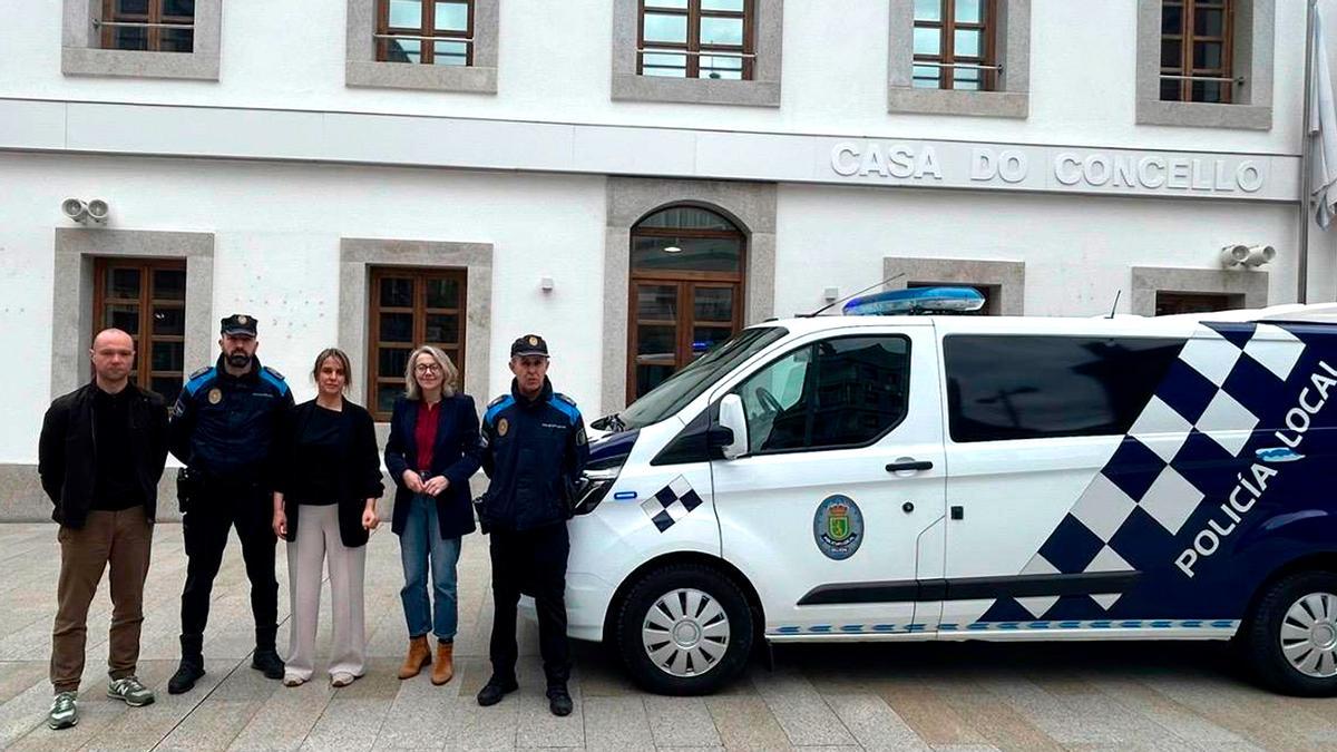 Paula Fernández Pena y Mónica González Conde, junto a agentes de la Policía Local.