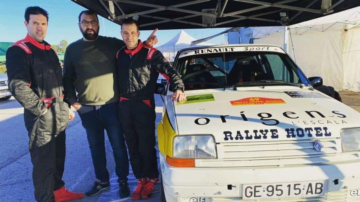 Jordi i Vicenç amb Òscar, el seu amic incondicional, i el Renault 5 que els ha dut a l’èxit