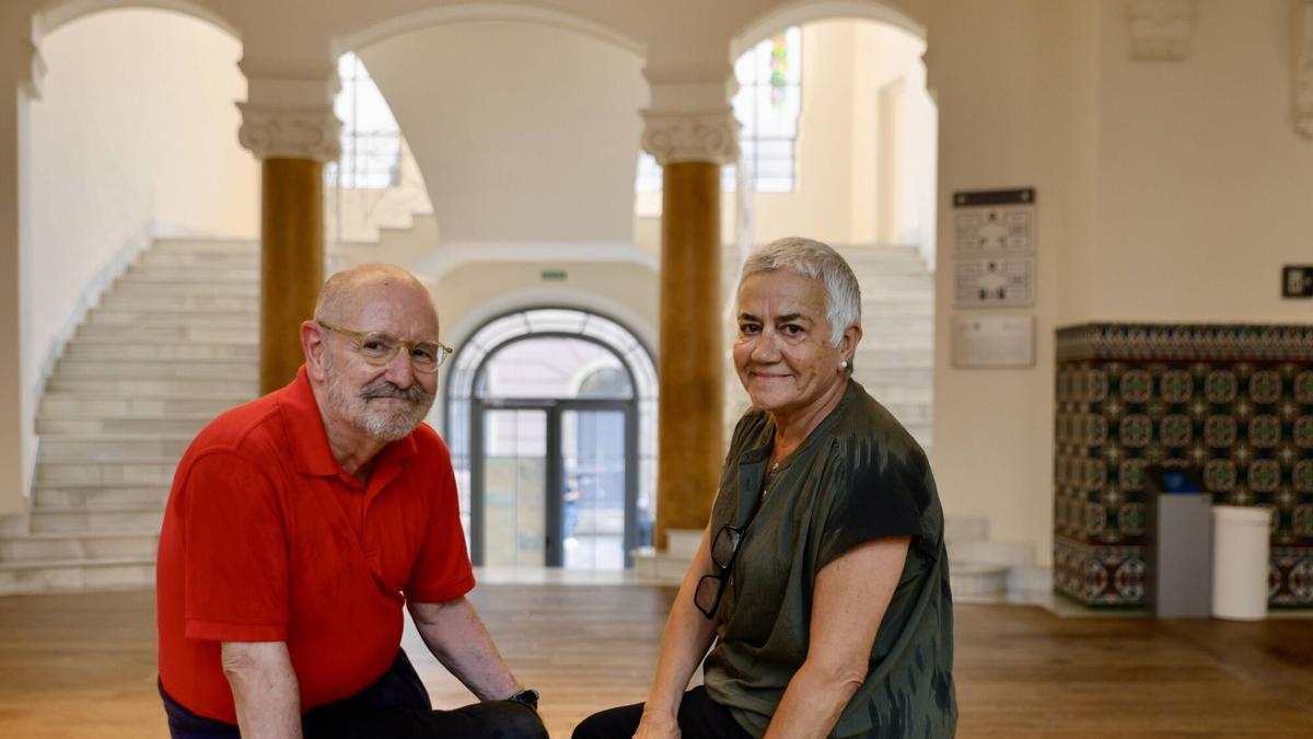 Isabel Alonso y Jordi Petit, en la Escuela de Comercio de Gijón.