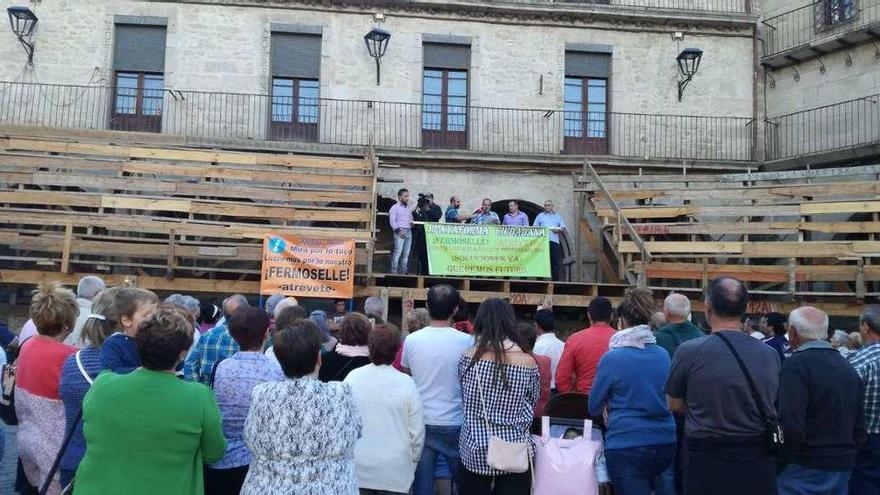 Asistentes durante la lectura del manifiesto del colectivo.