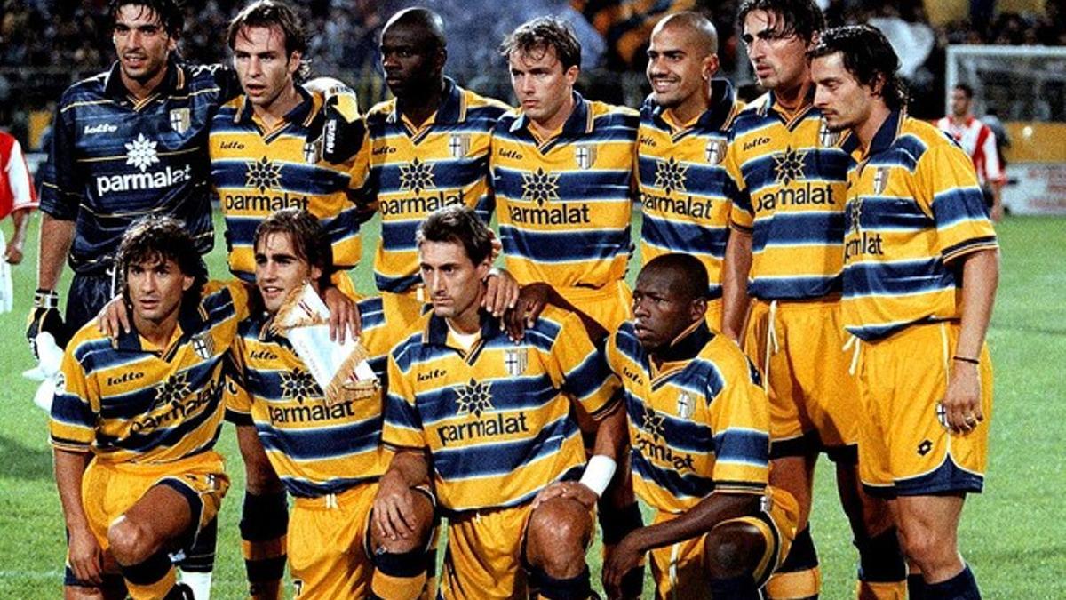 Primera alineación de la Liga 98-99 con nombres ilustres como los de Buffon, Thuram, Verón, Dino Baggio (arriba) y Cannavaro y Asprilla (debajo)..