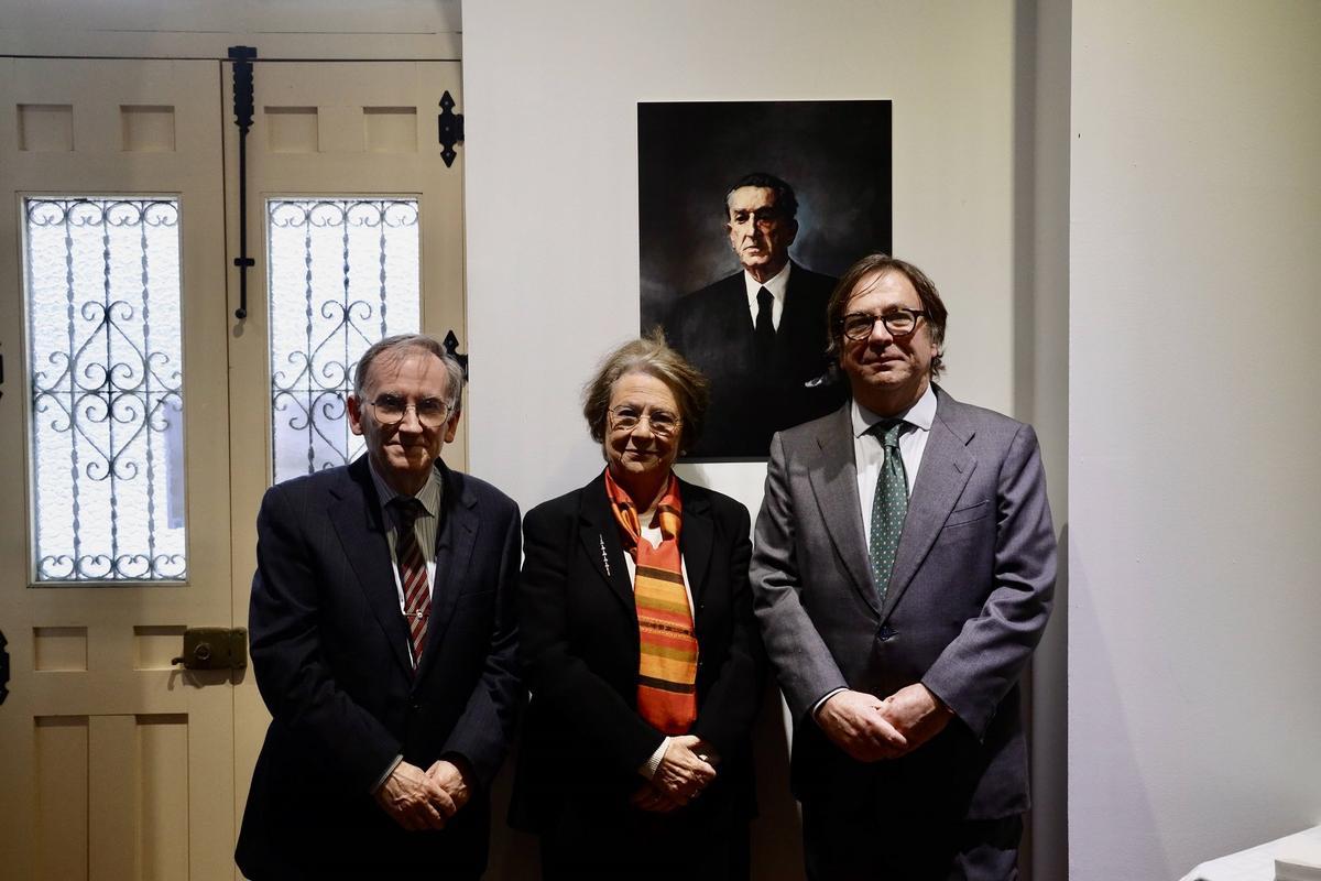 Fernando Orellana Ramos, Encarnación Serrano Ramos y el gerente de Parcemasa, Federico Souviron, ante el retrato de Enrique Ramos Puente, en la exposición.