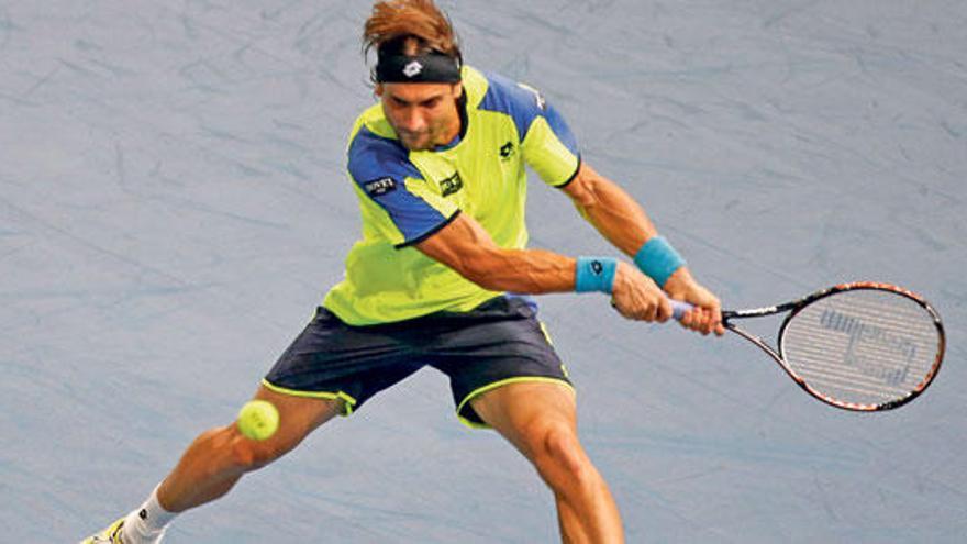 David Ferrer devuelve la pelota en la final ante Djokovic.