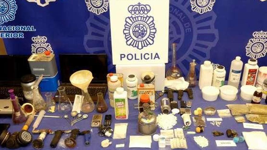 Parte de las drogas incautadas y utensilios para su manipulación.