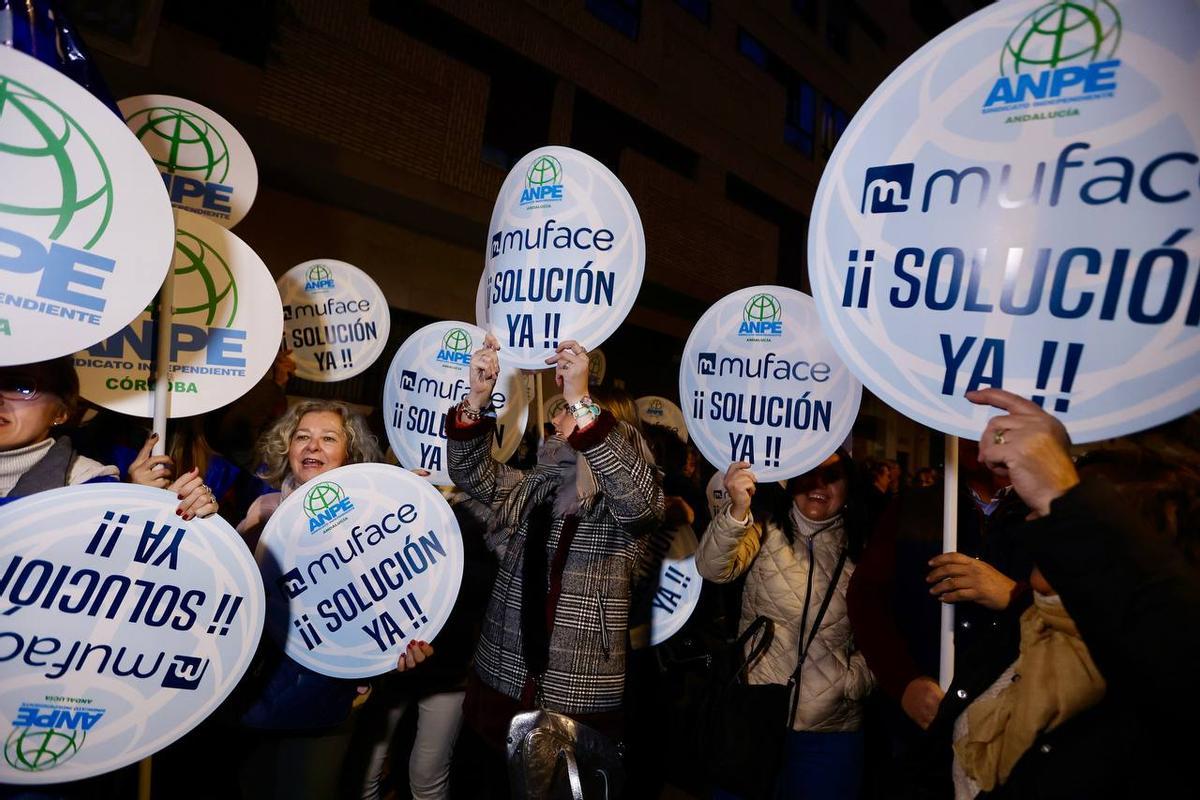 Concentración de los sindicatos en Córdoba por la crisis de Muface