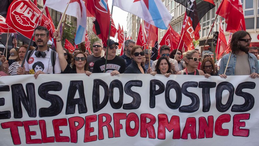 Concentración de trabajadores de Teleperformance en la plaza de Pontevedra