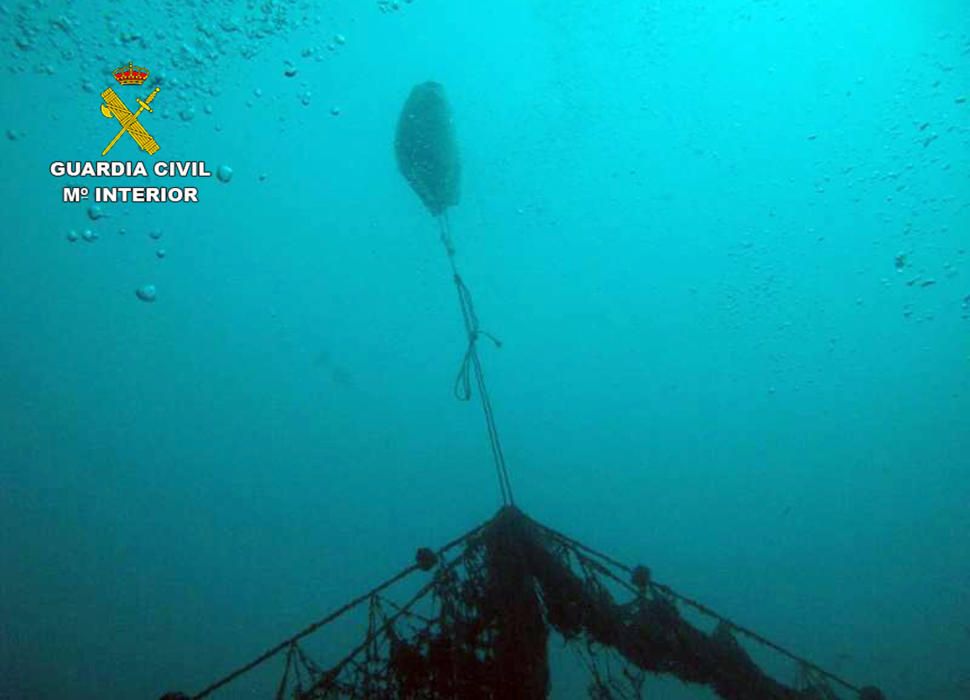 Retiran una red de pesca en Águilas por riesgo para la navegación y el buceo