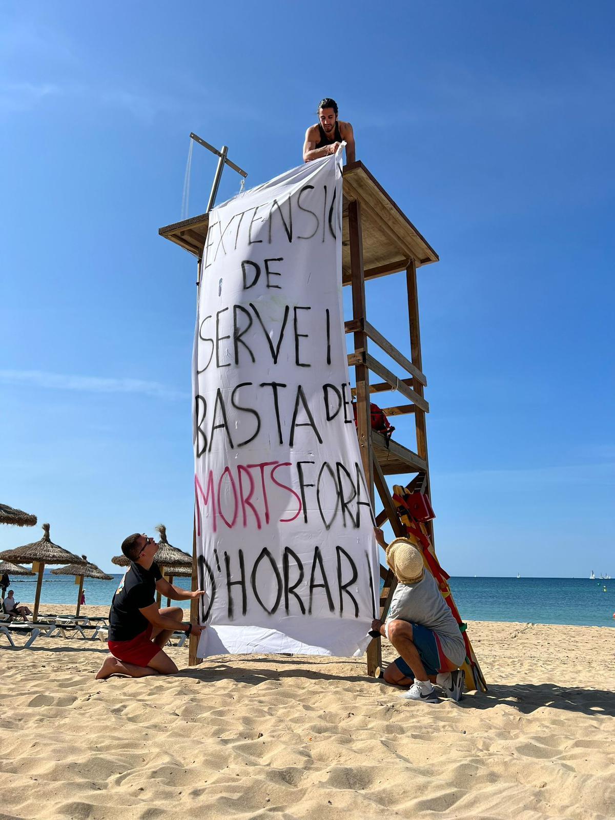 Die Rettungsschwimmer haben sich am Sonntag (21.5.) am Stadtstrand versammelt und wollten dort eigentlich demonstrieren.