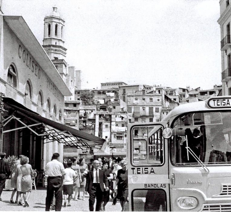 L’autobús de TEISA davant el Coliseo Imperial, a la plaça de Sant Agustí, el 2 d’agost de 1965, un espai molt concorregut de la ciutat tant per persones com per vehicles. La TEISA hi va tenir la seu fins el 1985.