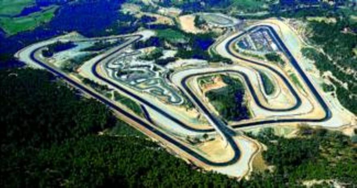 Atractiu. Aquest és l’aspecte que oferia ahir el nou circuit Parcmotor, de Castellolí, minuts abans de disputar-se la primera carrera. Atractiu. Aquest és l’aspecte que oferia ahir el nou circuit Parcmotor, de Castellolí, minuts abans de disputar-se la primera carrera.