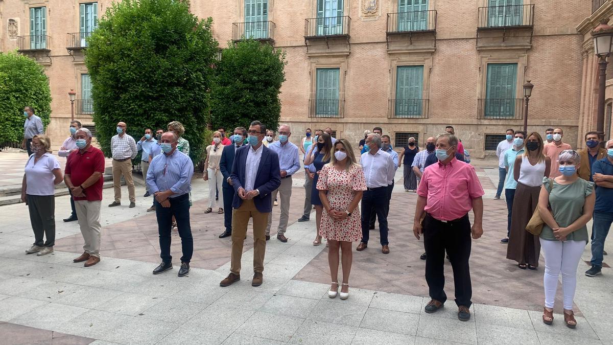 José Ballesta, rodeado de pedáneos del PP, en Murcia.