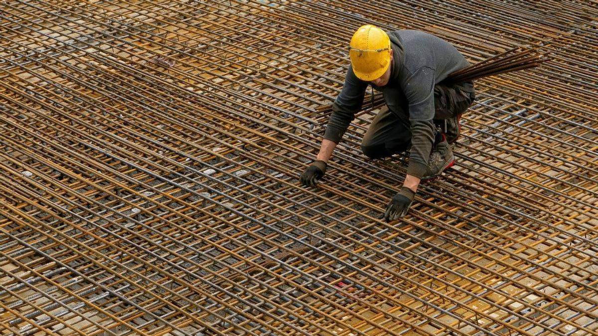 Un trabajador de la construcción en un edificio en marcha, en una imagen de archivo.
