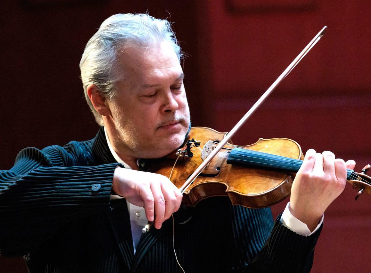 El violinista Vadim Repin durante un concierto. |