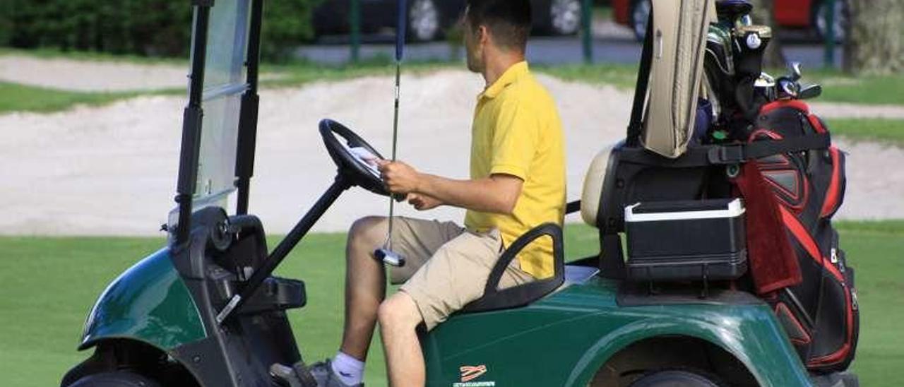 Un jugador de golf en el campo de la isla de A Toxa. // Muñiz