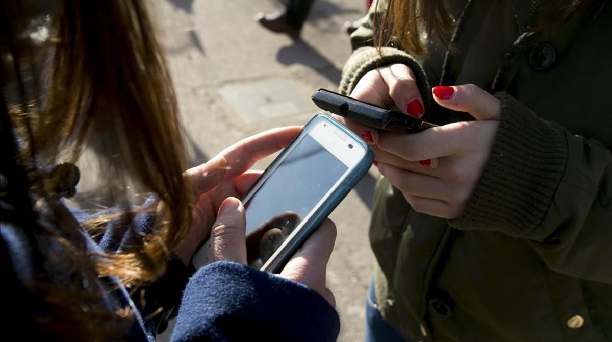 zentauroepp24823505 barcelona 24 01 2014 adolescentes utilizando telefono  movil180123172440