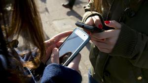 zentauroepp24823505 barcelona 24 01 2014 adolescentes utilizando telefono  movil180123172440