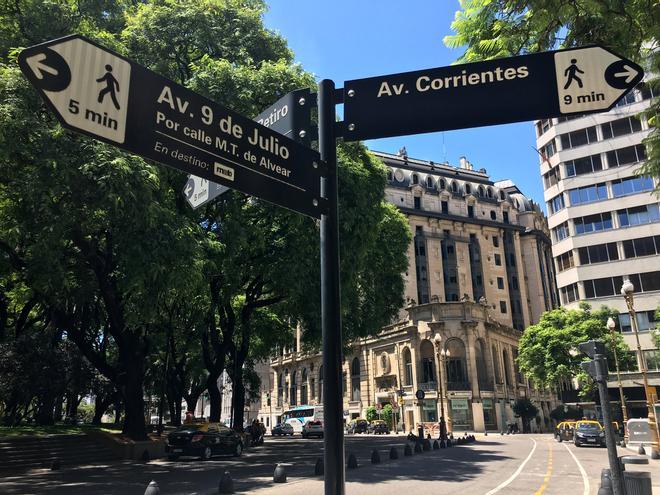 Carteles cercanos a la Avenida 9 de Julio.