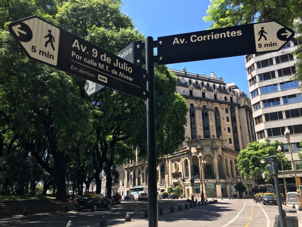 Carteles cercanos a la Avenida 9 de Julio.