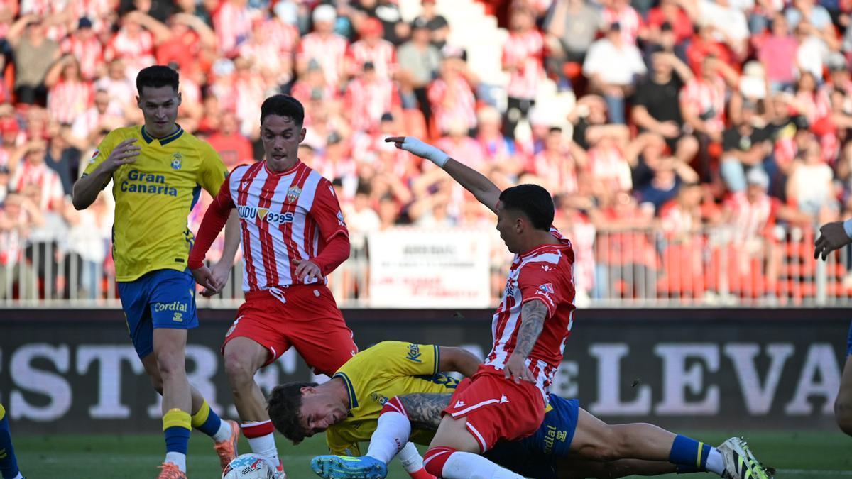 Juanma Herzog en una acción del partido ante el Almería, tirándose de cabeza a defender un balón