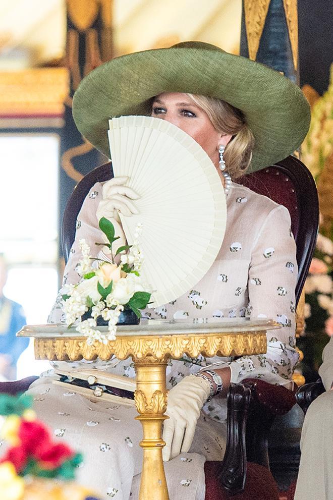 La reina Maxima de Holanda con abanico blanco