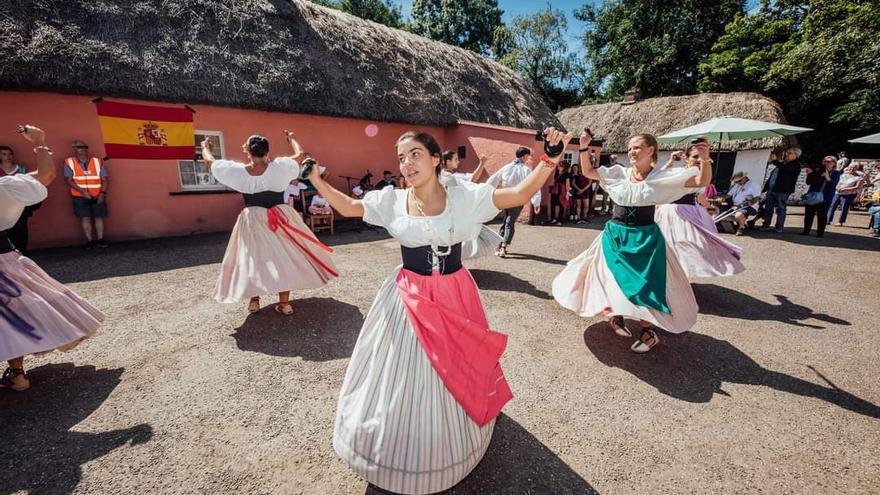 El grupo de danzas Postiguet de Alicante baila en Irlanda