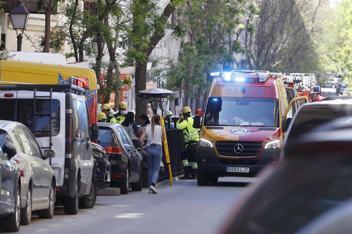 Los servicios de emergencias trabajan frente al edificio afectado. EFE/ J.j. Guillén