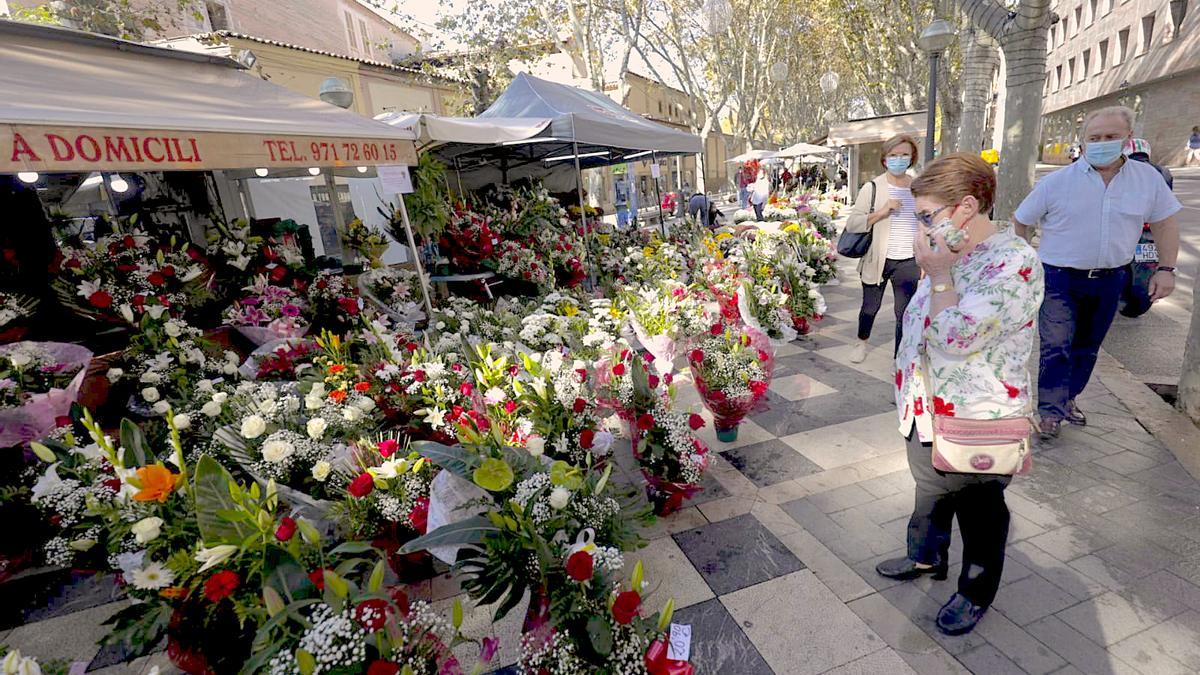 Las floristas de la Rambla cargan contra la cita previa por Tots Sants