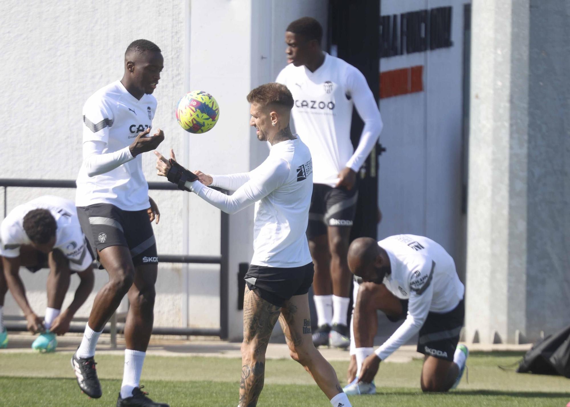 Entrenamiento abierto del  Valencia CF, previo al encuentro en Almería