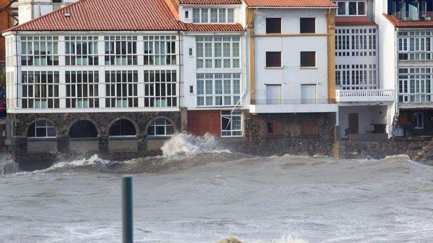 El centro de mayores, a la izquierda de la imagen, durante las mareas vivas del pasado mes de febrero.