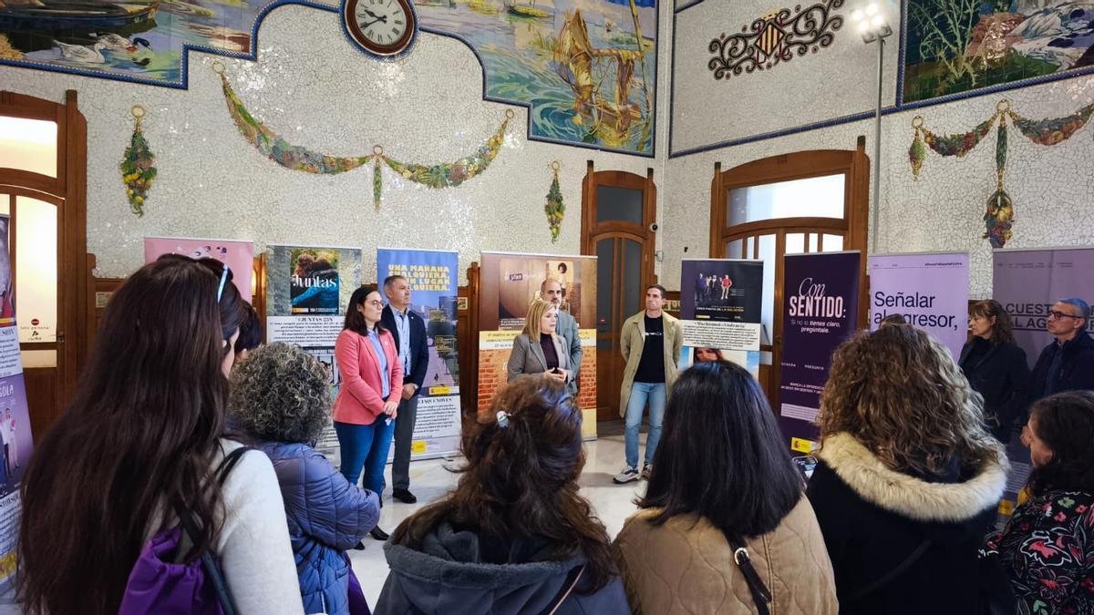 Bernabé se dirige a los asistentes a la exposición