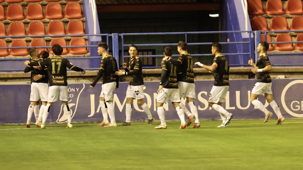 Los jugadores del Zamora CF celebran un gol en su duelo ante el UD Extremadura.