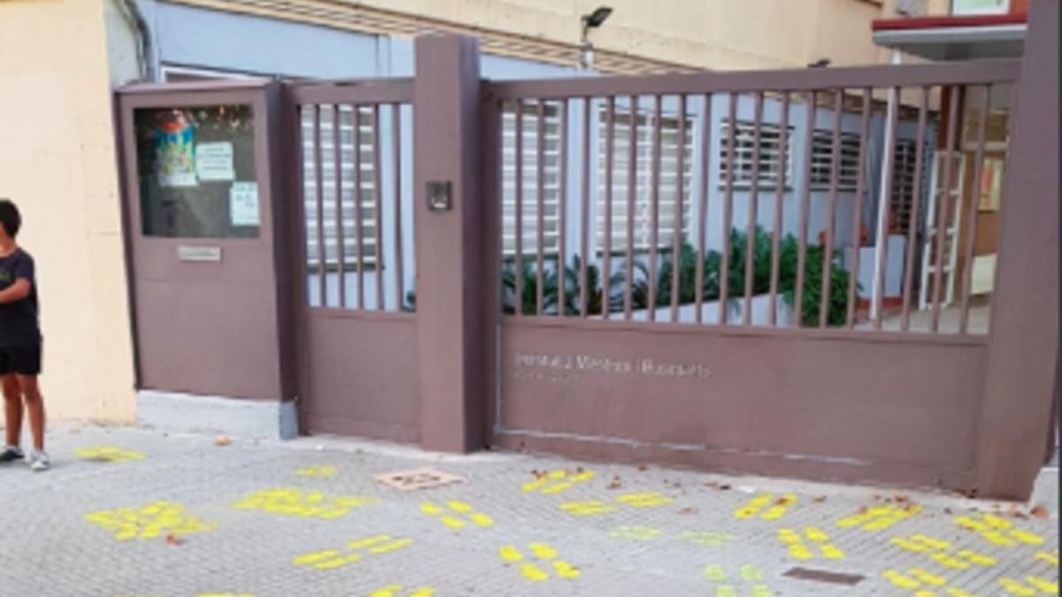 Huellas amarillas pintadas a las puertas del INS J. Mestres i Busquets de Viladecans