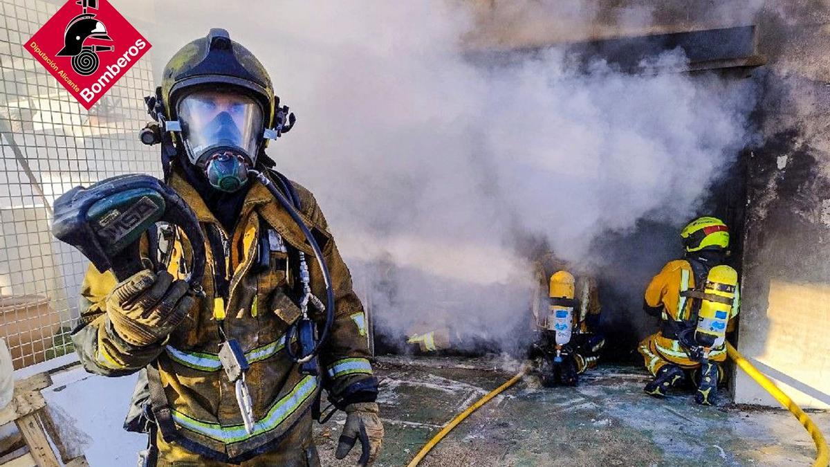 Bomberos atendiendo un garaje de Moraira