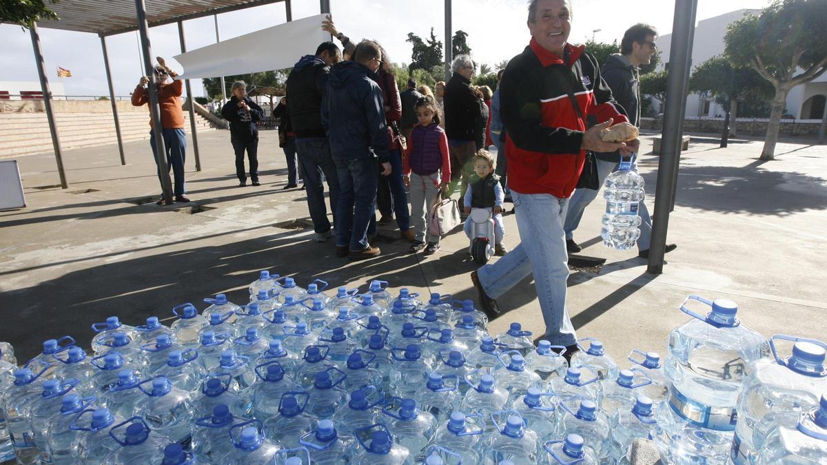 Residentes de Sant Jordi recogiendo agua envasada en un acto de protesta