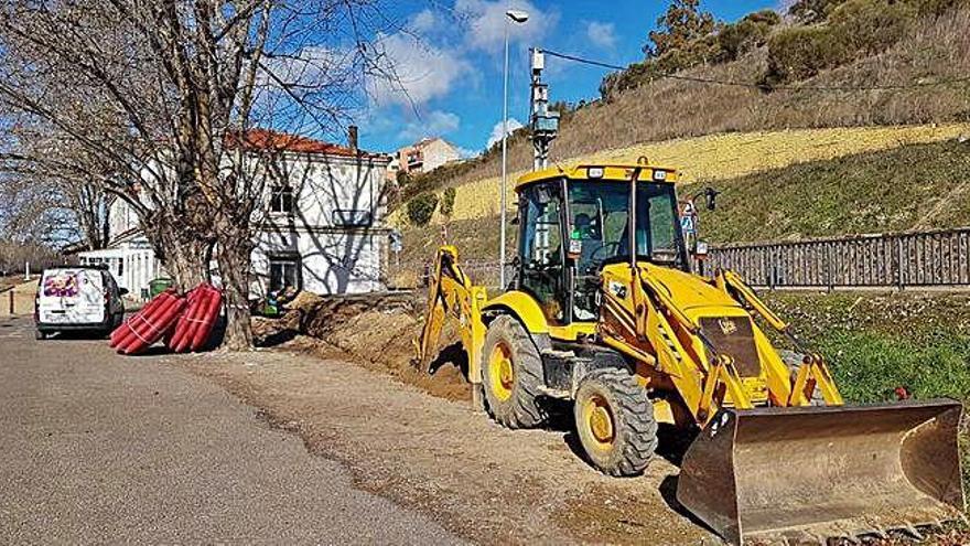 Imagen del inicio de los trabajos de instalación de la nueva línea eléctrica en la zona de la estación.