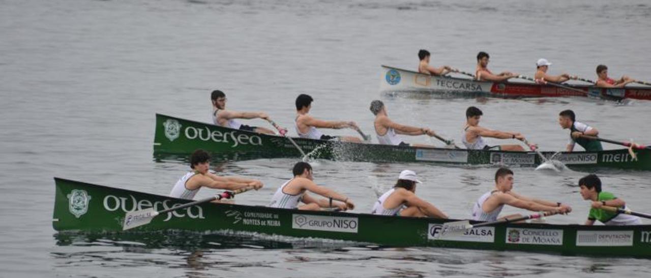 Tripulaciones de la SD Samertolaméu y Club de Mar Bueu en una regata reciente. |  // FDV