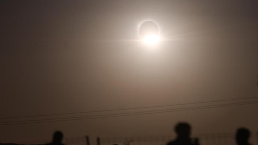 Así se ha vivido el eclipse solar total en Utiel: emoción y gritos en un punto oficial lleno
