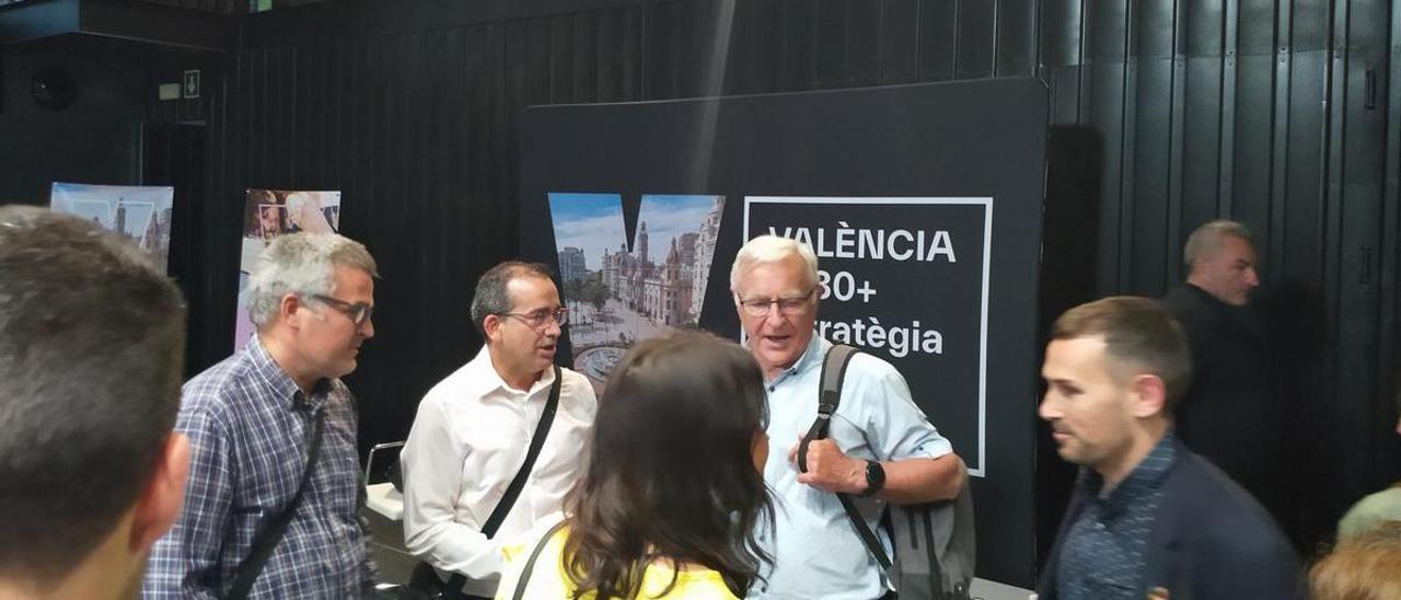 Ricard Barberà, con Joan Ribó y Javier Gil, concejal de Mislata, en la sesión ”Visión metropolitana” del Fòrum Urbà València 2030.