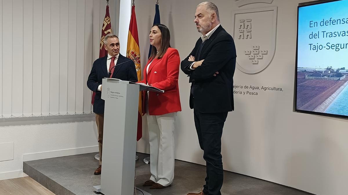 El consejero valenciano Miguel Barrachinja, este viernes en la Consejería de Agricultura, junto a la consejera Sara Rubira.